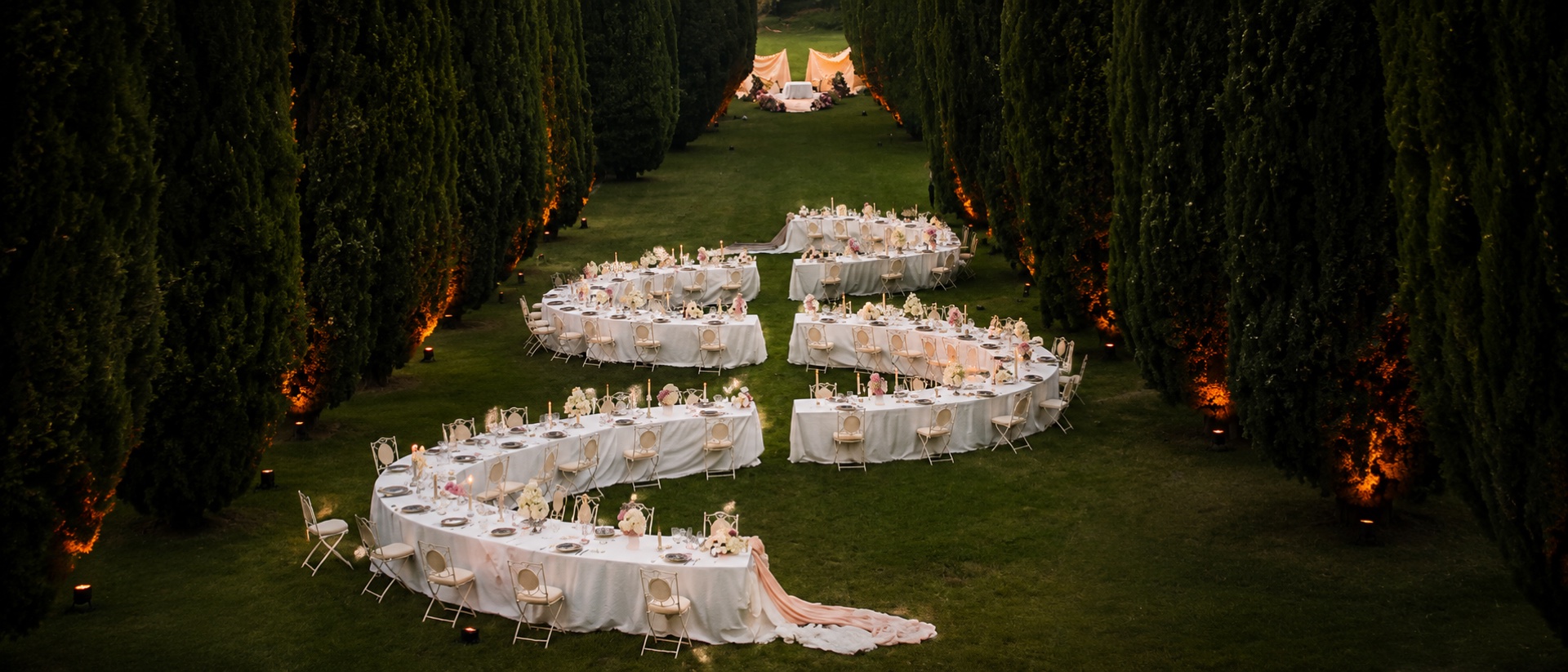 Recepção de casamento ao entardecer